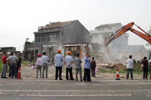 新政策：逐步推进农民进城落户！那农村的房会被强拆吗？